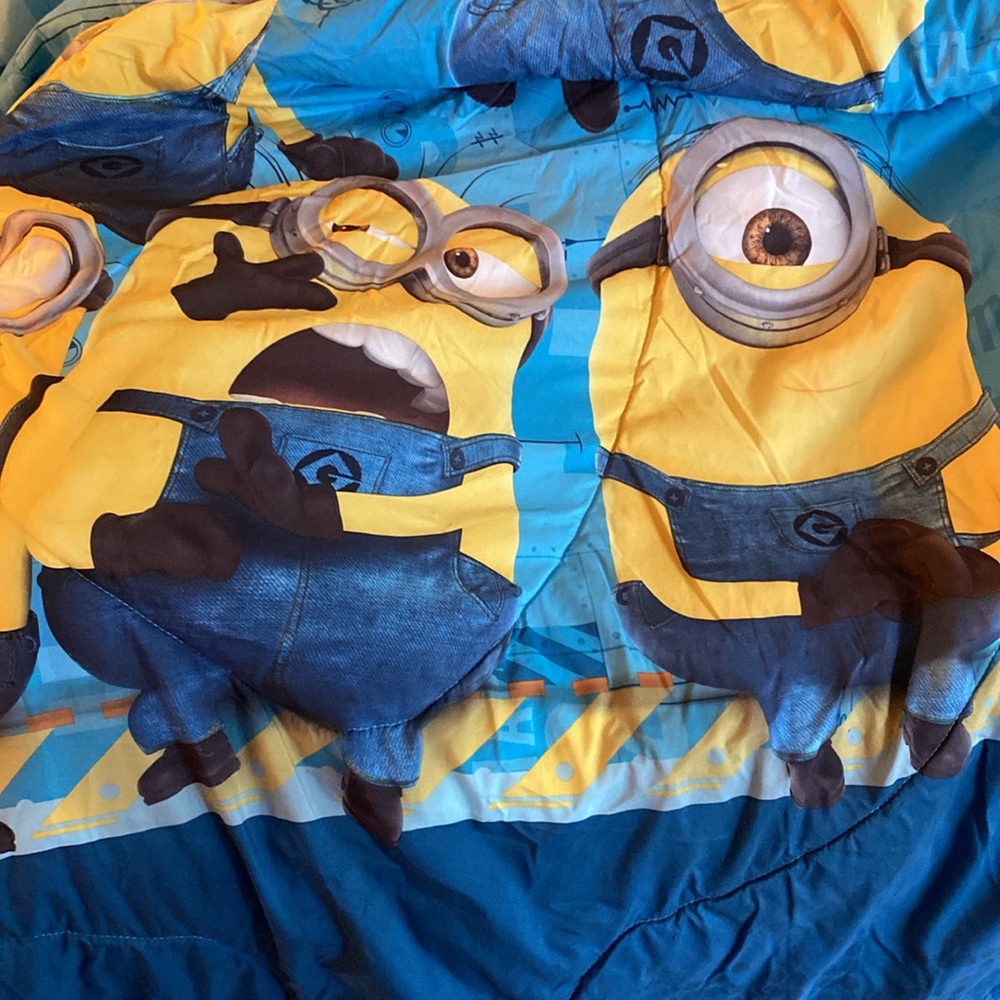 Minions, twin comforter reversible.  now 30 percent.  off. - Picture 8 of 8